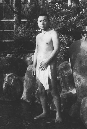 Tatsu Go-Ro at a hot spring at an inn.