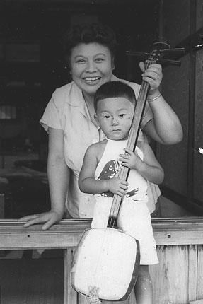 I hold a shamisen with the help of Koshikoma Takemoto